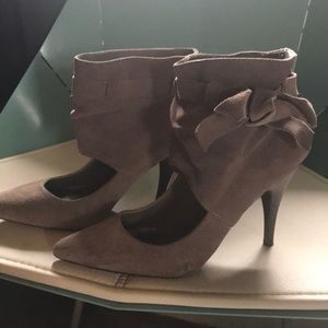 Cutout ankle bootie